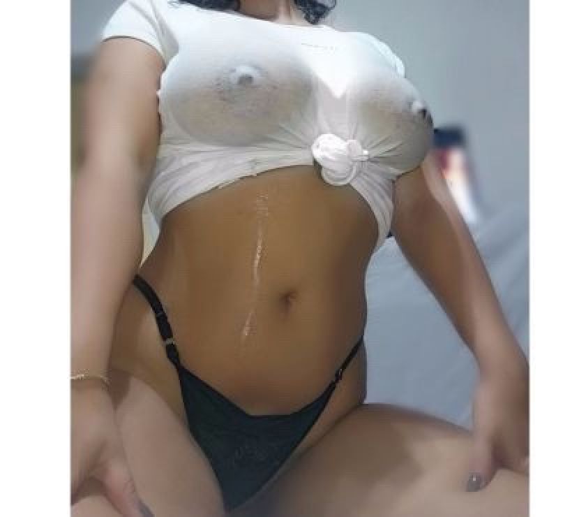 Sexy Brune extrêmement féminine